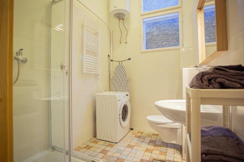 Cosy 2 Bedroom Flat In Akacfa St., Sol Budapest Kültér fotó