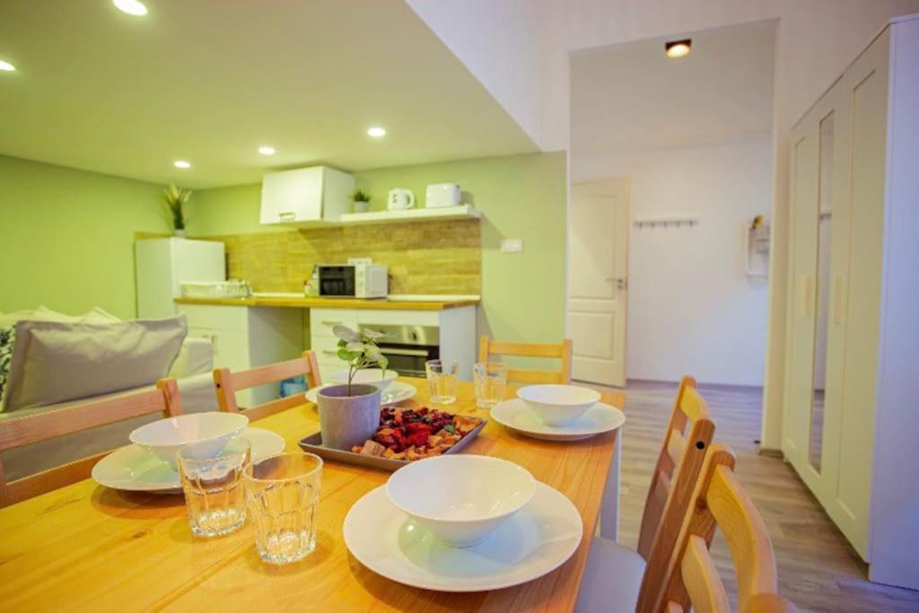 Cosy 2 Bedroom Flat In Akacfa St., Sol Budapest Kültér fotó
